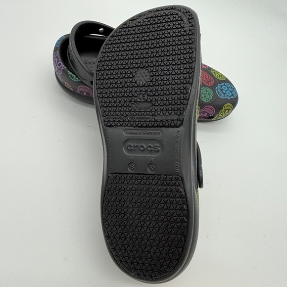 Womens Size 10 Crocs Colorful Day of the Dead Sugar Skull Clogs Black Background - Picture 8 of 8